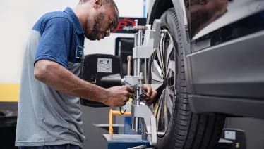 Especialista realiza o balanceamento de roda de uma carro.
