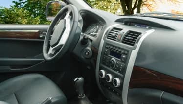 Inspeção e troca do filtro de ar-condicionado de um veículo.