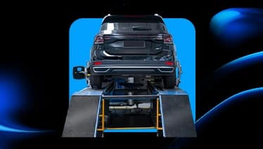 Carro sobre um elevador durante um check-up no Centro Automotivo Porto Serviço