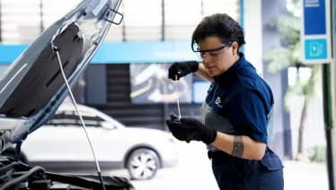 Especialista do Centro Automotivo Porto Serviço verifica o nível de óleo do motor.